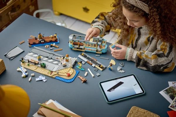 Конструктор LEGO® City Класичний трамвай до пляжу - Іграшки-потяги, 693 деталі (60506)