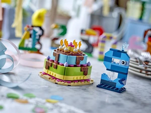 Конструктор LEGO® Торт на день народження з прикрасами, веселий подарунковий набір, декор для столу, 219 деталей (40815) — LEGO