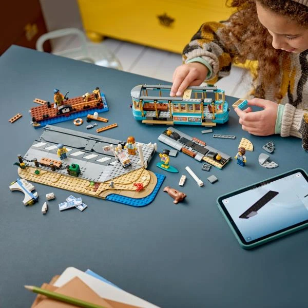 Конструктор LEGO® City Класичний трамвай до пляжу - Іграшки-потяги, 693 деталі (60506)