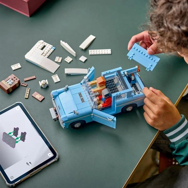 Конструктор LEGO Harry Potter TM Зачарований летючий Форд «Англія» 868 Деталей (76470)