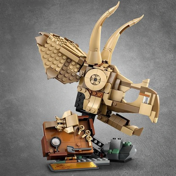 Конструктор LEGO® Jurassic World Скам'янілості динозаврів: череп трицератопса, 468 деталей (76969)