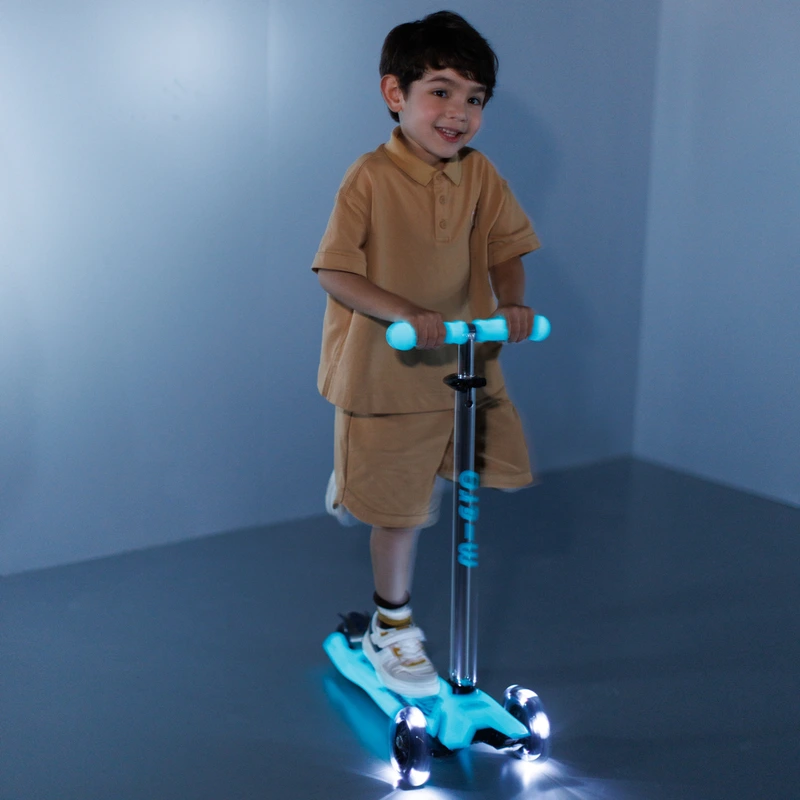Самокат MICRO серії "Maxi Deluxe Glow LED" – СИНІЙ КРИШТАЛЬ (до 50 kg, 3-х колісний, світло)